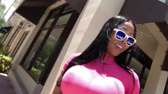 Moriah Mills lieja savo milžinišką užpakalį skaidrių nėrinių