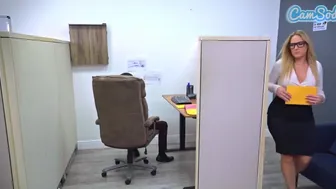 Zasraný veľký milf trojmiestny nad horúcim duelom