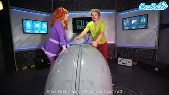 Bunny Madison devine pula ei ca daphne Blake în cosplay de Shaggy