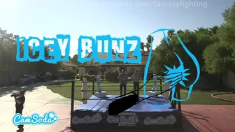 Hot fantasie gevecht met grote borsten tiener bommenwerpers