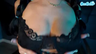 Sexy amatér dospívající středa addams cosplay s obrovskými kočičí rty