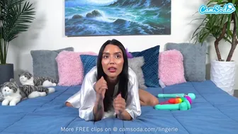 Roztomilé hnedo-vlasé dospievajúce dievča, ktoré napĺňa svoje kundičky ďalšími hračkami