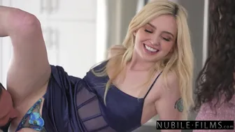 Lexi Lore bekennt Liz Jordan: "Nachdem sie meine Massage beendete, ließ ich ihr Haustier meine Muschi"