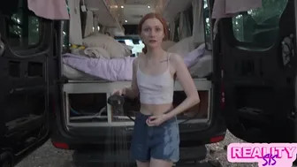 Naturalista impertinente Scarlet Skies fode sua meia-irmã em um trailer