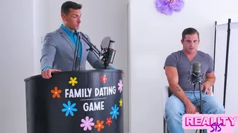 Chanel Camryn fucking blonde pige vinder datospillet og hendes stedbrors pik får fuld orgie