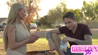 Jade Maris domestica seu novo meio-irmão para obter toda a atenção dela