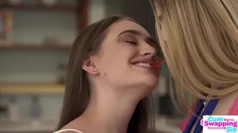 Vakker Molly Litt forfører hennes stesyster, - du vet virkelig ikke hva en baby fugling er -