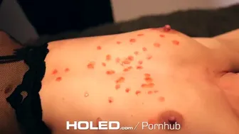 Marley Brinx bercinta pantat kecilnya dengan lilin panas