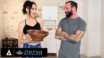 Pervert wedden speler overtuigen van de nieuwe masseuse op de eerste dag van een hete neuken