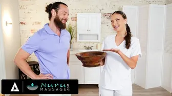 Brad Newman intenta su propio aceite Nuru con una máquina de masaje caliente