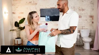 Coco Lovelock meglepetés ajándékként forró nuru masszázst kap Oliver Davistől