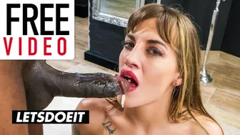 Les fesses étroites des putes blondes sont endommagées par d'énormes queues noires