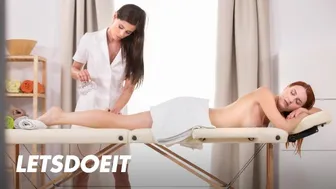 Little Caprice tilbyr en massasje, så en hot lesbisk faen for kjæresten Charlie Red