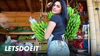 Devora robles aceitados para seducir el culo profundo de gonzo - latina milf