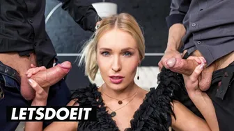 Szőke kurva Angelika Grays mély hármas anál dugás két vastag faszszal