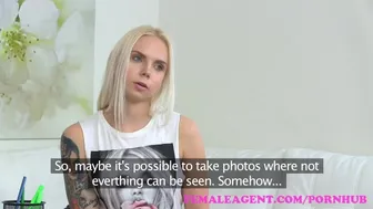 Szőke tetovált szépség leszbikus alkut köt a castingon