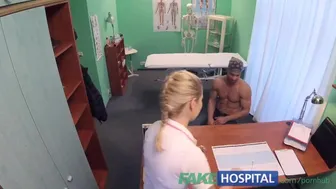 Horúca kundička Nikki Dream rieši bolesť v probléme s vtákmi na klinike
