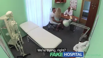 Votre amie baise sa blonde copine pendant que le médecin vous conseille