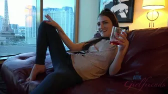 Nina Nirvana przygotowuje się do randki podczas gdy ty obserwujesz jej ciało