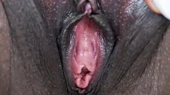 Черната доведена сестра учи брат си как да я лиже