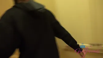 Aubry Babcockovo muco poližejo po mizi, preden jo postrežejo kot tiča