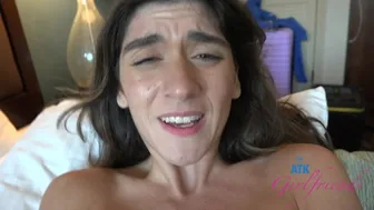 Aubry Babcock, sfregando la sua figa pelosa, gode di succhiare prima di essere profondamente scopata