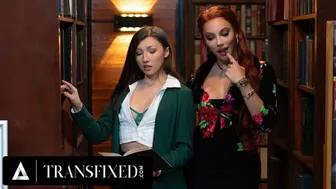 Maya Woulfe i Ariel Demure wygłupy dziewczyny kradną z biblioteki publicznej