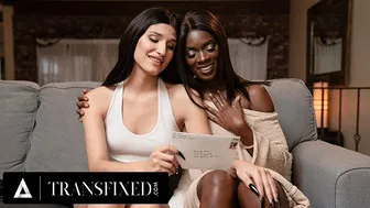 Zariah Aura et Ana Foxxx la chaude nuit de petite amie est accomplie en sucant et en baise