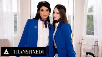 Trans flygande flicka Zariah Aura knullar sin heta kollega Hazel Moore på ett försenat plan