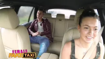 Hot taxi fille envie baise et vaporisateur de poitrine amusant