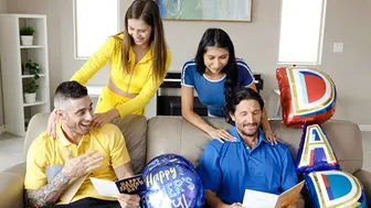 Krásné dospívající děvky svléknout a kurva jejich nevlastní otec na oslavu Den otců