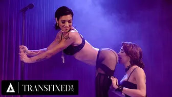 Le propriétaire du cabaret Ariel Demure analyse la chatte de Brooklyn Gray sur scène