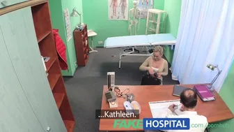 性感的金发病人喜欢医生的肌肉和柔软的话语