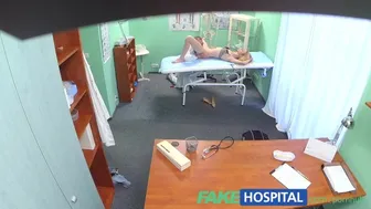 Cienka blondynka dziewczyna pierwszy orgazmiczny obciąganie w fałszywy szpital