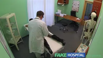 En moden forførende kone ber legen om å hjelpe hennes hemmelige ønsker