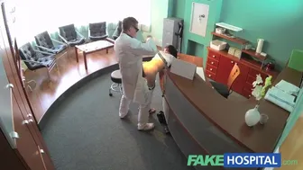 FalsoHospital Sexy paciente dentro sobre a recepção mesa e fodido duro