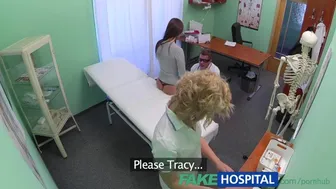 L'esame medico di Tracy Lindsay: il medico e l'infermiera lavorano a fondo il cazzo del paziente