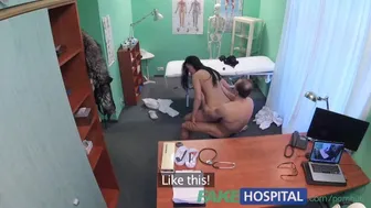 Doutor liberta as bolas divertidas profundamente em sua buceta