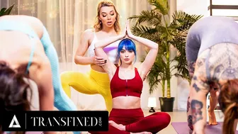 Emma Rose trans jooga juhendaja jääb vahele, kui ta kepib Jewelz Bluot tavalises joogatunnis!