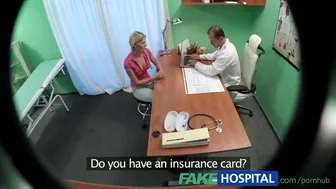 Magro loira adolescente fodendo o médico no quarto