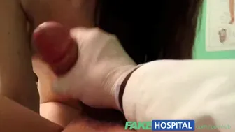 Pikku emo tyttö ajaa lääkärin hulluksi nopea suihinotto