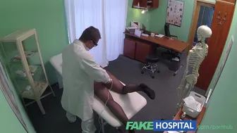 Fałszywy szpital: G-point masaż nawilża gorące brązowe dziewczyny