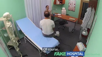 Une femme de ménage aux cheveux noirs ne peut pas résister à un médecin en uniforme