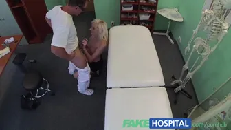 Szőke csaj nedves puncija meggyőzi az orvost a vad dugásban