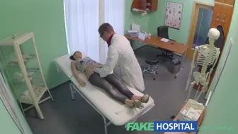 Den fantastiske engelske patient nyder at skrige, mens lægen glider ind