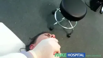 Фалшива болница: сексуално лечение прави чудесен пациент на гърдата лигавене с болка