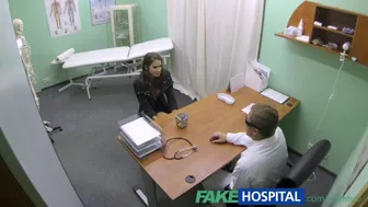 Karšto big-breasty mergina gauna specialų gydymą iš gydytojo