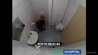 Num hospital falso, uma puta adolescente tatuada gosta de ser médica que gosta de foder