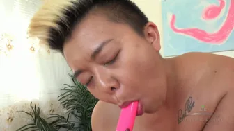 Han leger med sin lille tiepee lulu glimte behåret fisse