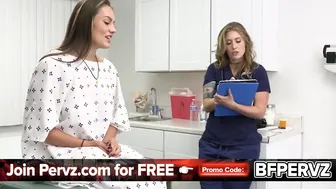 Vizsgáld meg alaposan a nedves puncit, doktor – a mellbimbós ápolónő segít neked